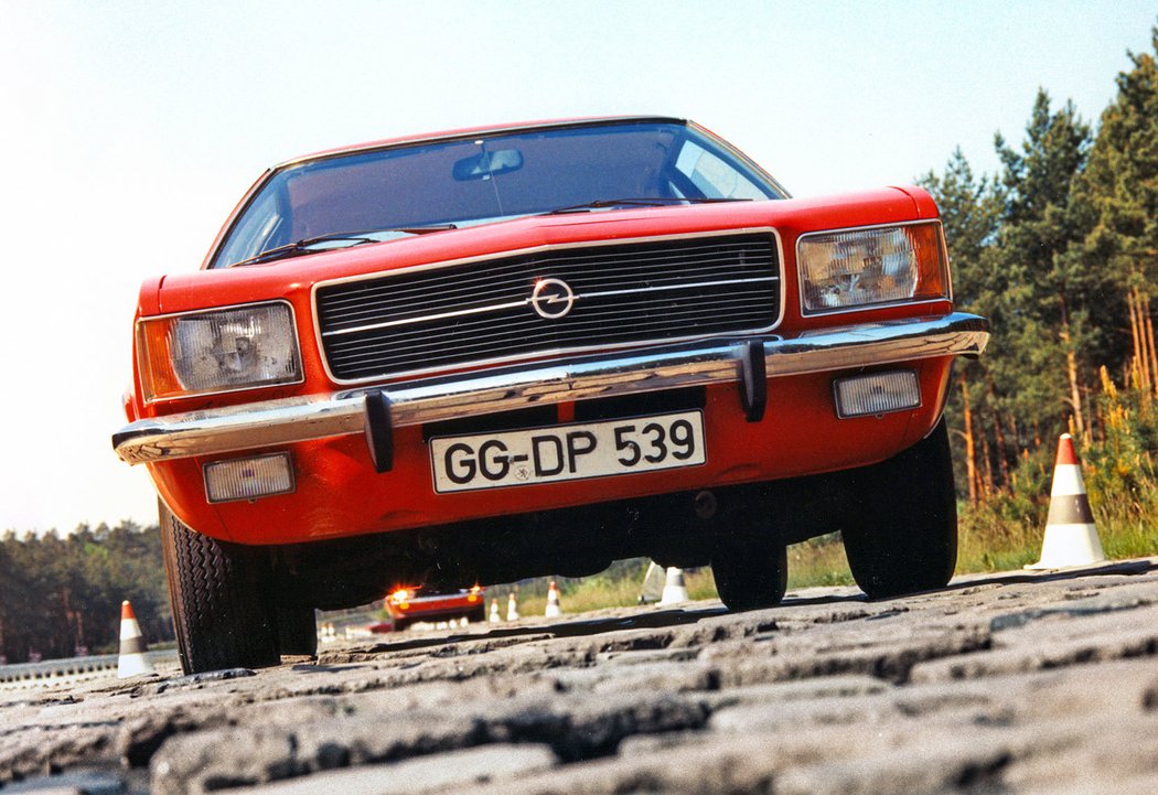 Opel Rekord 4-door Sedan (D) (1972–1977)