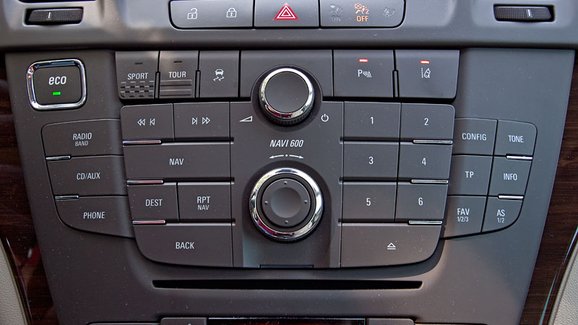Konečně! Euro NCAP bude trestat za chybějící tlačítka v interiéru