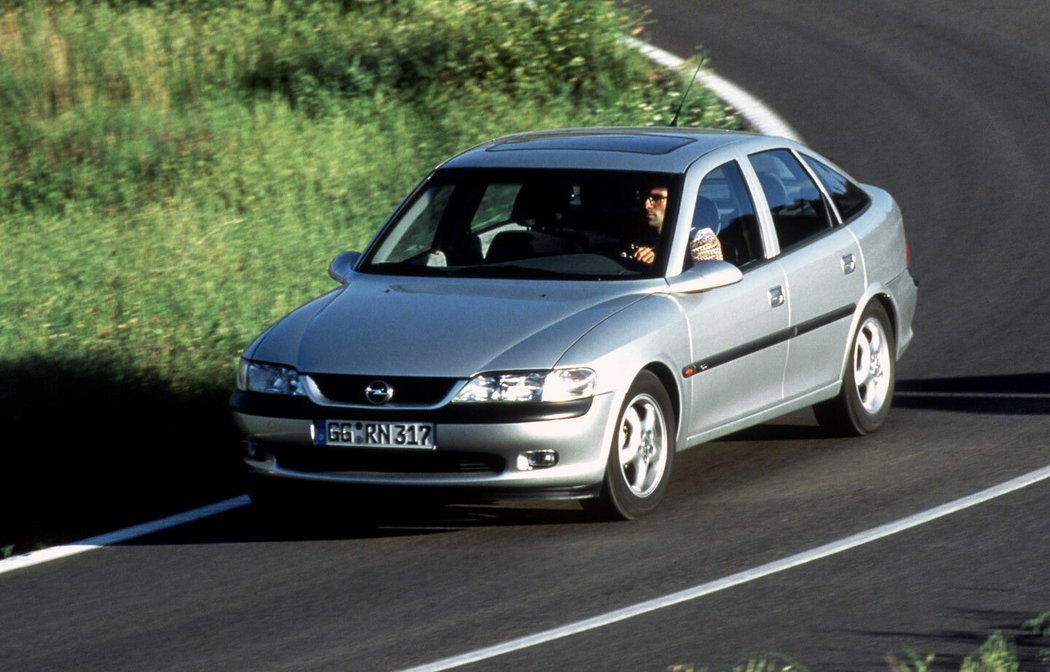 Opel Vectra CD hatchback (1995)