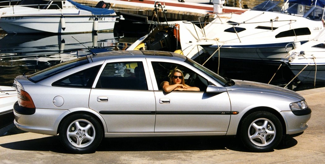 Opel Vectra CD hatchback (1995)