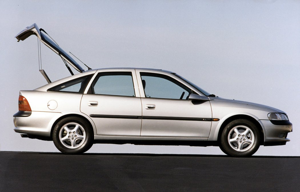 Opel Vectra CD hatchback (1995)