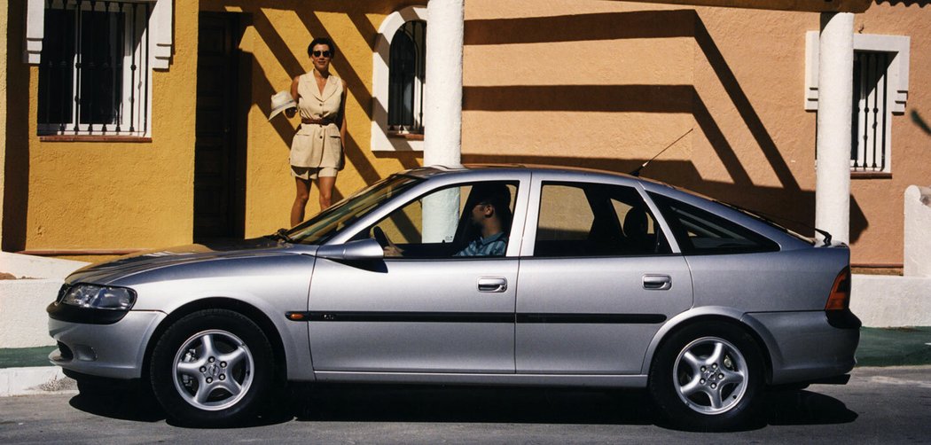 Opel Vectra CD hatchback (1995)