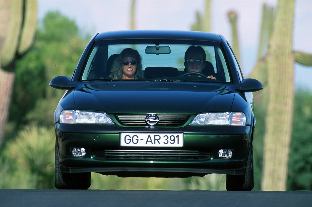 Opel Vectra CDX sedan (1995)