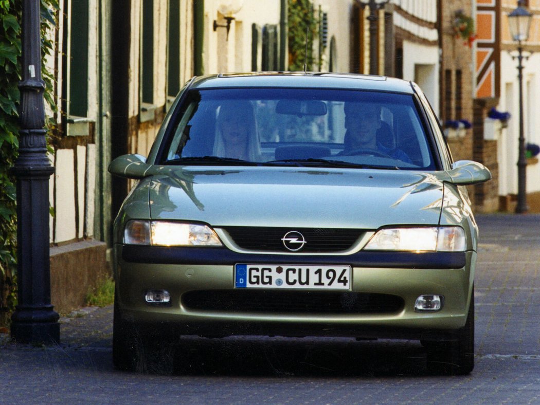 Opel Vectra hatchback (1995)