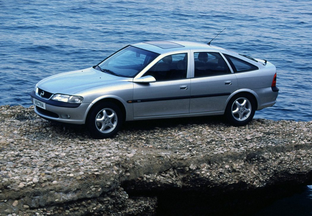 Opel Vectra hatchback (1995)