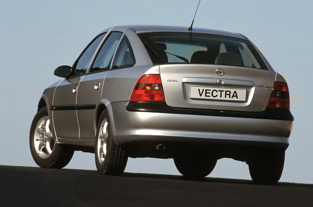 Opel Vectra hatchback (1995)