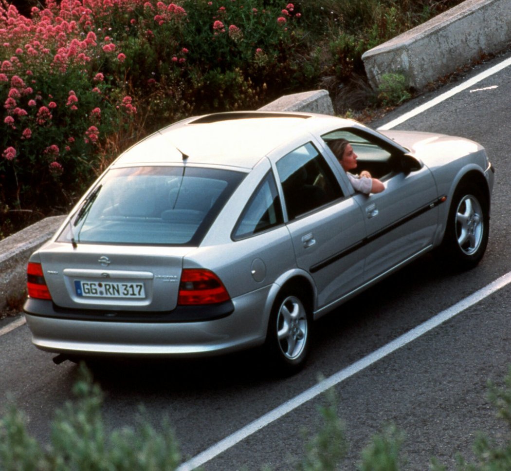 Opel Vectra hatchback (1995)