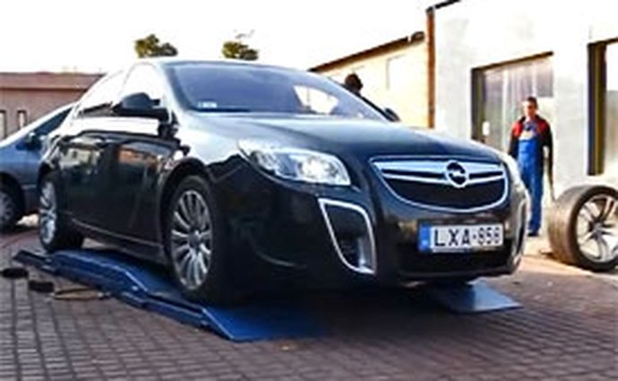 Opel Insignia OPC: Maďarský test 270 km/h na parkovišti