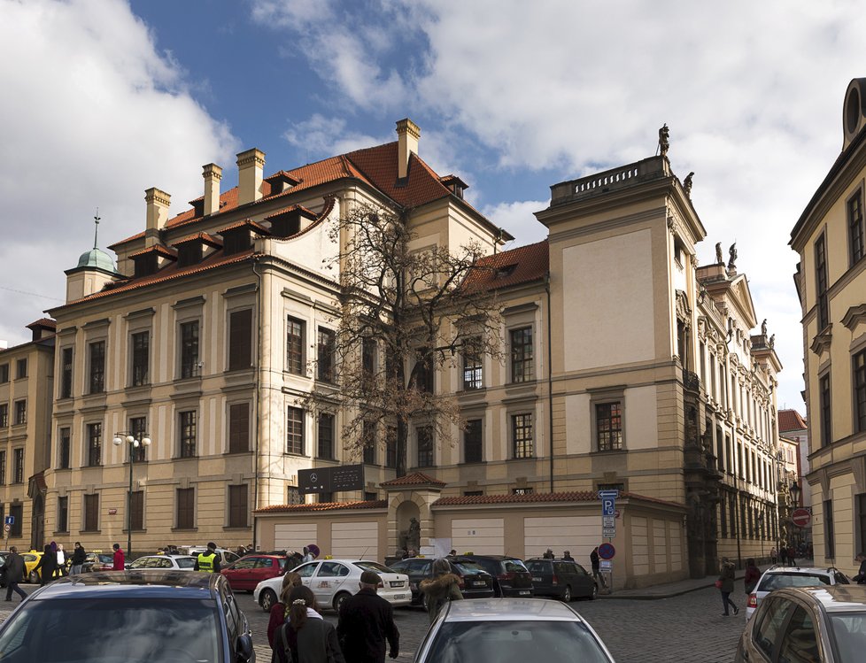 Clam-Gallasův palác byl postaven pro neapolského místokrále Jana Václava Gallase a sloužil jako hlavní městská rezidence rodu Gallasů (od roku 1747 Clam-Gallasů). Jedná se o velmi významnou stavební památku umístěnou v centru Prahy na tzv. Královské cestě.