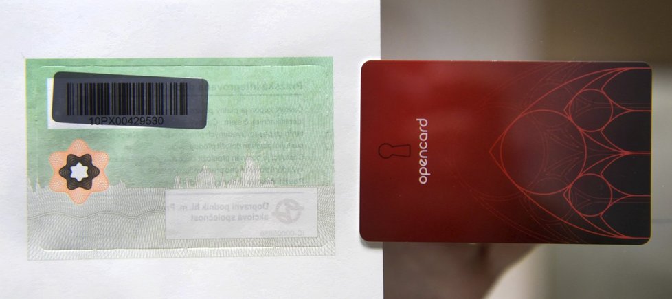 Cestující v pražské MHD mají na výběr mezi papírovými kupony na MHD (vlevo) a Opencard (vpravo) za stejnou cenu.
