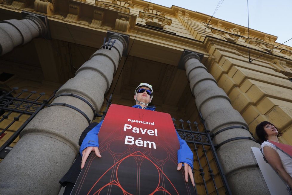 Protest aktivistů během soudu s pražskými radními. Proč ne soudí Béma, ptali se?