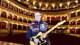 Vicepremiér Pavel Bělobrádek si rád odpočine u kytary. Zahrál si dokonce i s kapelou handicapovaných The Tap Tap v pražské Státní opeře.