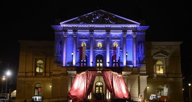 Nasvícená budova Státní opery prozrazuje, že se zde dnes večer bude konat opravdu pohádková akce