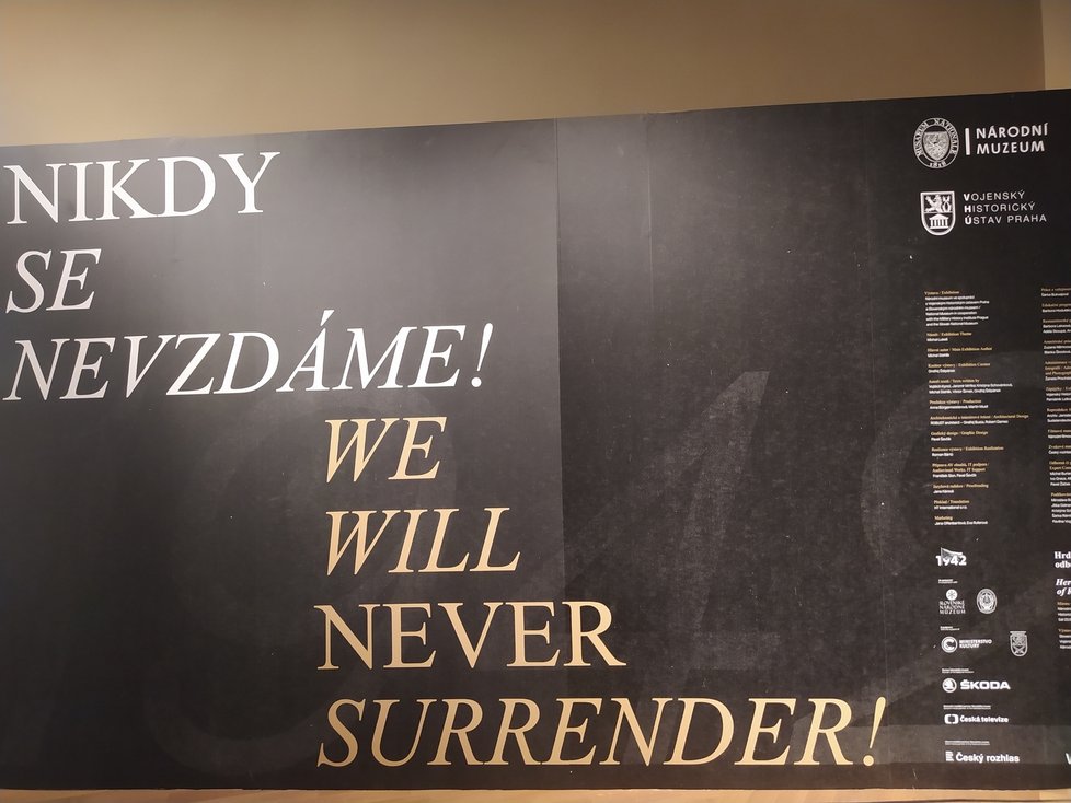 Výstava Nikdy se nevzdáme!, kterou ve spolupráci s Vojenským historickým ústavem uspořádalo Národní muzeum, je v jeho historické budově k vidění do 31. 12. 2022.