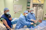 Převratný typ operace provedl poprvé v ČR, a navíc v přímém přenosu přednosta interní kardiologické kliniky FN Brno Petr Kala (vpravo).