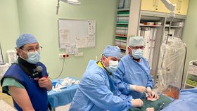 Převratný typ operace provedl poprvé v ČR, a navíc v přímém přenosu přednosta interní kardiologické kliniky FN Brno Petr Kala (vpravo).