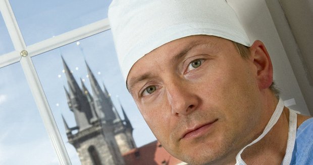 "Žena po ztrátě prsu ztrácí sebevědomí a dost trpí" říká doktor Karel Urban.