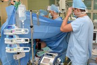 Úspěch lékařů v Brně: Za pacienta, kterému operovali rakovinu plic, dýchal přístroj