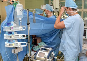 Brněnští lékaři v nemocnici u svaté Anny provedli unikátní operaci, za pacienta dýchal přístroj mimo jeho tělo.