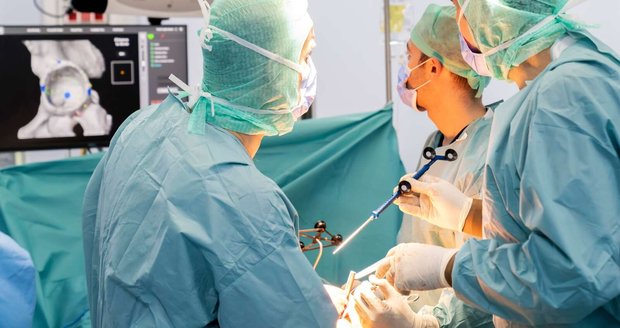 Nesnesitelné bolesti, hromady prášků, snížená pohyblivost, nalomená psychika a o kvalitě života škoda mluvit. Na tom se shodnou »čekatelé« na zákrok zvaný totální endoprotéza.