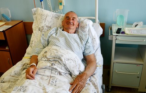 Václav (74) se kvůli covidu dočkal operace kyčle až po roce: Bolesti se horšily