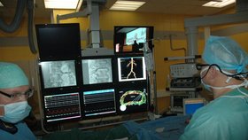 Olomoučtí kardiologové sledují průběh unikátní operace, která v Česku proběhla poprvé tento čtvrtek.