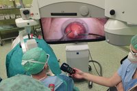 Operace jak ze sci-fi: Lékař z Kyjova napravil oko pomocí 3D digitálního robota