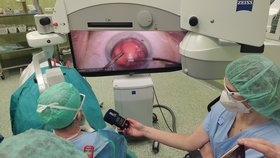 Primář očního oddělení kyjovské nemocnice Evžen Fric (52) operuje pomocí 3D technologie.