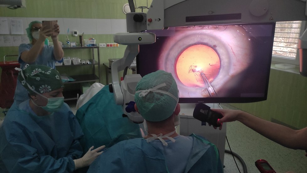 Primář očního oddělení kyjovské nemocnice Evžen Fric (52) operuje pomocí 3D technologie.