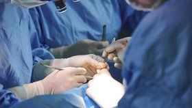 Britka žaluje pražskou kliniku: Po liposukci jsem málem umřela, tvrdí