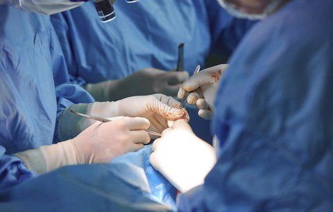 Britka žaluje pražskou kliniku: Po liposukci jsem málem umřela, tvrdí