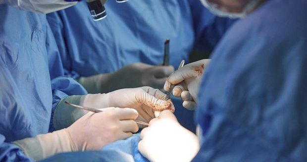 Muž škrtil svůj penis v plastové láhvi: Jeho chloubu zachránila až operace - ilustrace
