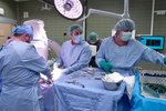 Tým specialistů z Ortopedické kliniky Fakultní nemocnice v Brně, vedený přednostou Martinem Repkem, operuje pacienta s degenerativním onemocněním páteře.