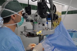 Světové prvenství: Češi použili k operaci šedého zákalu nejrychlejší laser