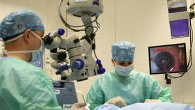 Operaci šedého zákalu provádí jedna z pražských klinik laserem a trvá sotva minutu
