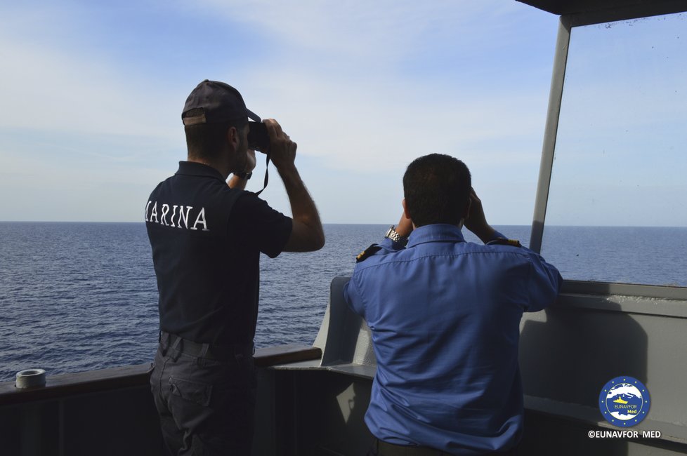 Operace Evropské unie jménem Sophia je zaměřena na rozbití sítě pašeráků ve Středomoří. Od roku 2015 se v rámci ní podařilo předat do rukou zákona 151 převaděčů.