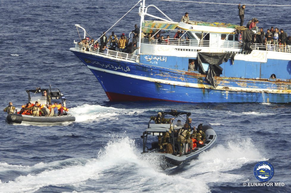 Operace Evropské unie jménem Sophia je zaměřena na rozbití sítě pašeráků ve Středomoří. Od roku 2015 se v rámci ní podařilo předat do rukou zákona 151 převaděčů.