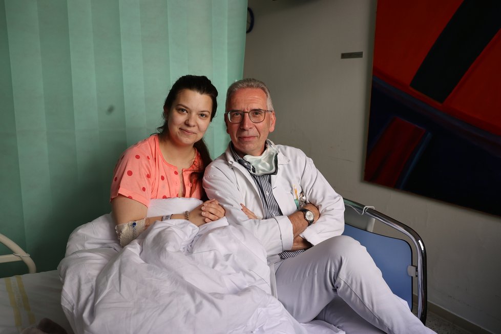 Operatér prof. Neužil  s pacientkou, které před pár hodinami implantoval nový kardiostimulátor.