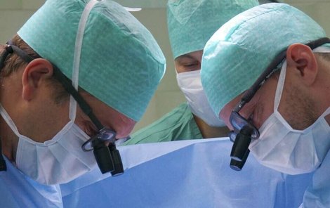 Lékaři z motolské nemocnice ženu zachránili.