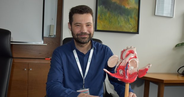 Vedoucí operatér Nemocnice AGEL Třinec-Podlesí Miroslav Hudec ukázal na modelu operaci chlopně.