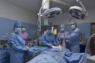 Unikátní zákrok českých chirurgů: operovali štítnou žlázu přes ústa