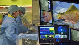 Unikátní operace srdce: Pacient byl při vědomí a na lékaře pomrkával!