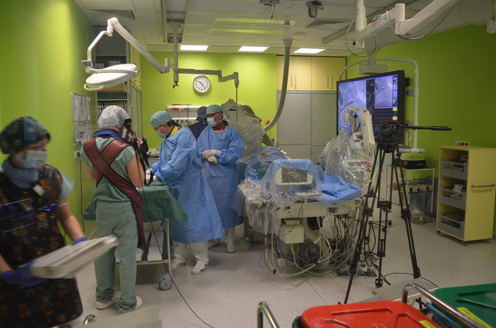 Tým MUDr. Petra Kaly použil nový ultrazvukový přístroj s mimořádně přesným zobrazením pacientova těla i samotného zákroku.