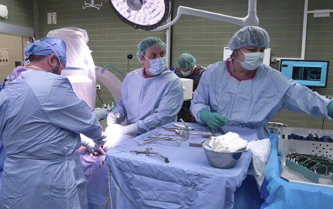 Tým specialistů vedený přednostou Martinem Repkem (uprostřed) operuje prvního pacienta novou metodou.