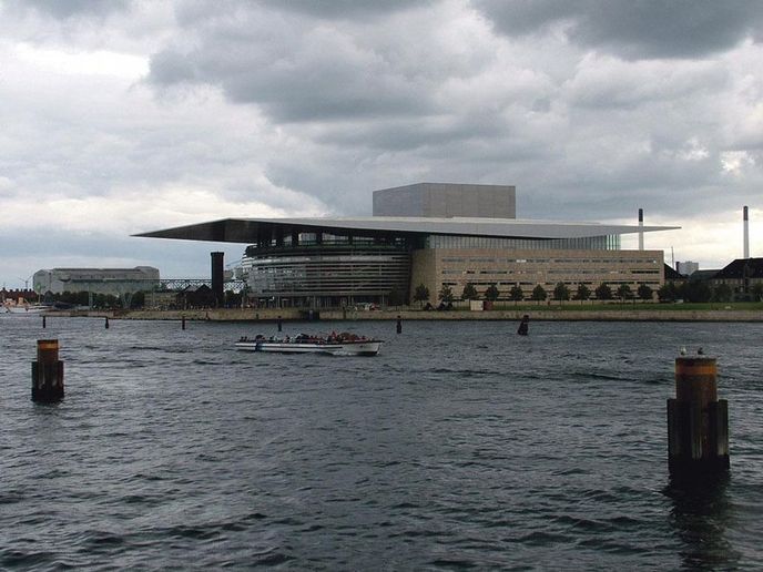 Operaen patří k nejmodernějším operním scénám na světě. A také k nejdražším.