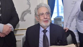 Operní pěvec Plácido Domingo s Mozartovým rukopisem