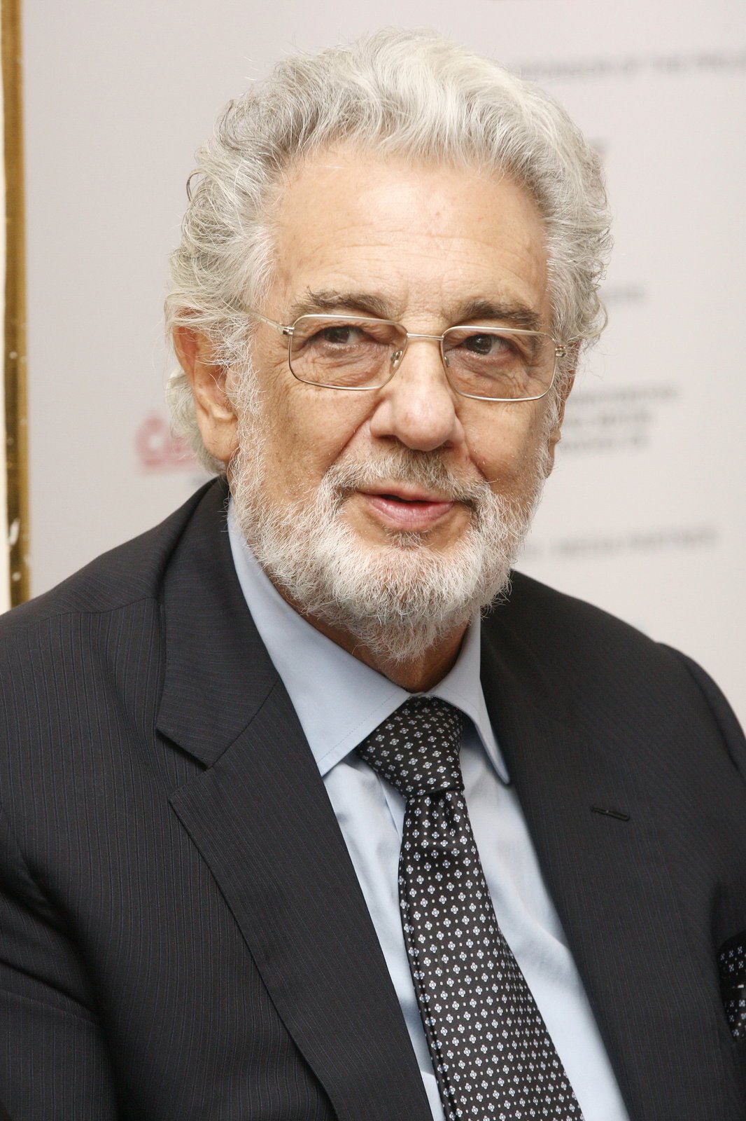 Operní pěvec Plácido Domingo na tiskové konferenci v Praze. 