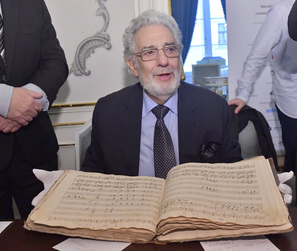 Operní pěvec Plácido Domingo s Mozartovým rukopisem. 