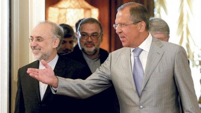 Opět se sejdou.
Ruský ministr
zahraničí
Sergej Lavrov
(vpravo) se
svým íránským
partnerem
Alím Akbarem
Sálehím
počítají s dalším
jednáním