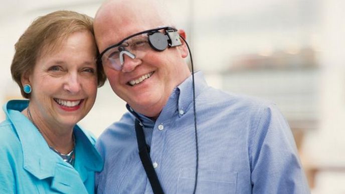 Opět vidí. Larry Hester spatřil obrysy tváře své manželky Jerry po 33 letech. Stále nemůže uvěřit faktu, že byl ve svých 66 letech vybrán ke klinickým zkouškám
nového „zraku“.